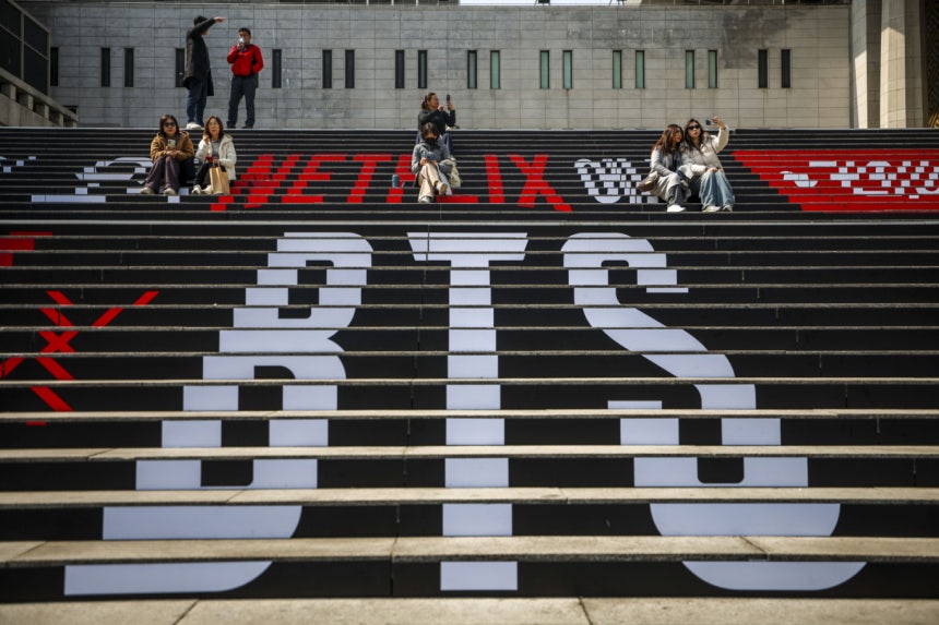 <span class='la-old'><i class='fa fa-thumbs-up'></i></span>방탄소년단 (BTS) 한국 경제에 활력 불어 …